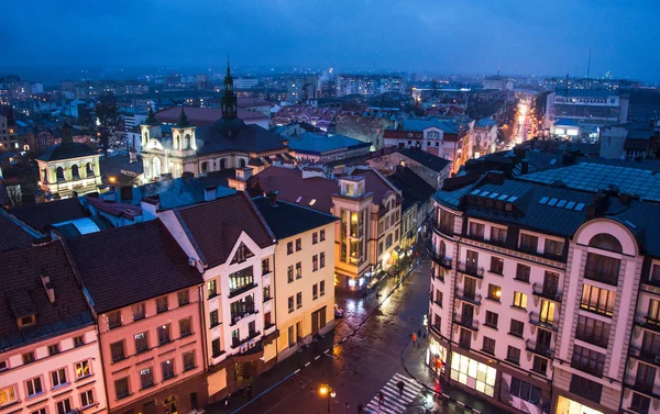 Panorama der kleinen europäischen Stadt Iwano-Frankiwsk in der Westukraine, Stadtzentrum bei Nacht — Stockfoto