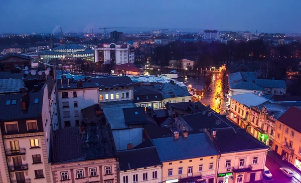 Ucrânia, Ivano-Frankivsk, 26 de novembro de 2017: Panorama da pequena cidade europeia de Ivano-Frankivsk no oeste da Ucrânia, centro da cidade à noite — Fotografia de Stock