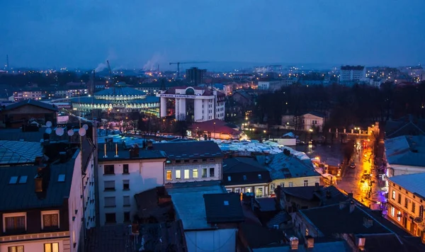 Ucrânia, Ivano-Frankivsk, 26 de novembro de 2017: Panorama da pequena cidade europeia de Ivano-Frankivsk no oeste da Ucrânia, centro da cidade à noite — Fotografia de Stock