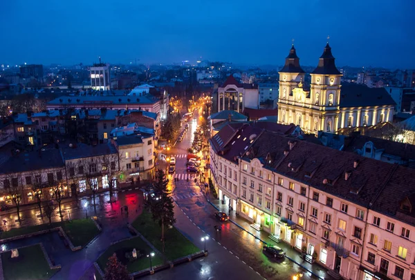 Ucrania, Ivano-Frankivsk, 26 de noviembre de 2017: Panorama de la pequeña ciudad europea de Ivano-Frankivsk en el oeste de Ucrania, centro de la ciudad por la noche — Foto de Stock