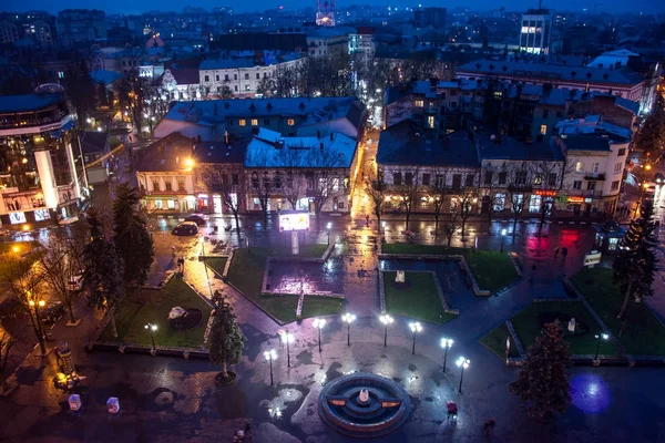 Ουκρανία, Ivano-Frankivsk, 26 Νοεμβρίου 2017: Πανόραμα της η μικρή ευρωπαϊκή πόλη του Ivano-Frankivsk στη Δυτική Ουκρανία, κέντρο της πόλης τη νύχτα του χρόνου — Φωτογραφία Αρχείου