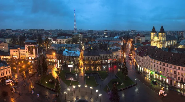 Ucrania, Ivano-Frankivsk, 26 de noviembre de 2017: Panorama de la pequeña ciudad europea de Ivano-Frankivsk en el oeste de Ucrania, centro de la ciudad por la noche — Foto de Stock