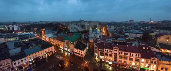 Ucraina, Ivano-Frankivsk, 26 novembre 2017: Panorama della piccola città europea di Ivano-Frankivsk nell'Ucraina occidentale, centro della città di notte — Foto Stock