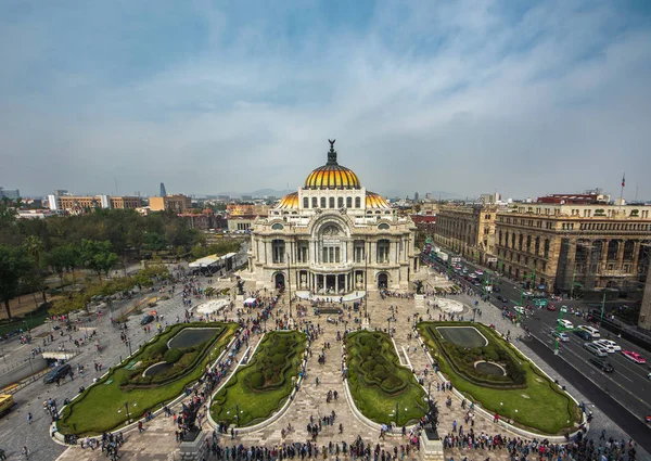 Palacio de Bellas Artes veya güzel sanatlar Sarayı, ünlü bir tiyatro, müze ve müzik mekan Mexico City