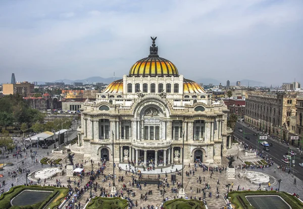 Palacio de Bellas Artes veya güzel sanatlar Sarayı, ünlü bir tiyatro, müze ve müzik mekan Mexico City
