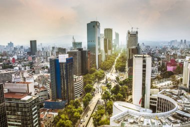Manzarası Mexico City'de, günbatımı zaman Reforma havadan görünümü