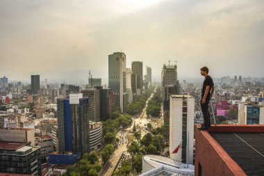Manzarası Mexico City'de, günbatımı zaman Reforma havadan görünümü