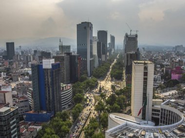 Manzarası Mexico City'de, günbatımı zaman Reforma havadan görünümü