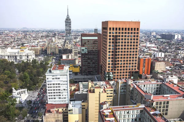 Torre Latinoamericana en la avenida Juárez y el sol de la mañana, capital de la ciudad de México —  Fotos de Stock
