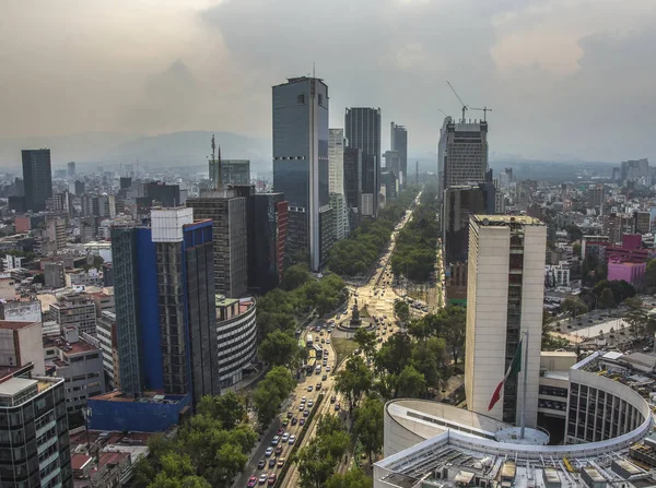 Skyline en la Ciudad de México, vista aérea de Reforma al atardecer —  Fotos de Stock