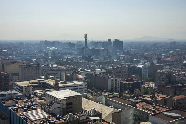 Vista aérea de un barrio llamado Colonia Juárez en la Ciudad de México, México, en una mañana soleada con un poco de neblina . —  Fotos de Stock
