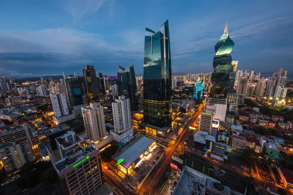 Panama City skyline batımında finans bölgesi içinde onun gökdelenler ile.