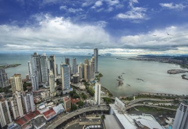 Mavi gökyüzü altında Downtown Panama uzun boylu şehir binaların güzel ve modern manzarası