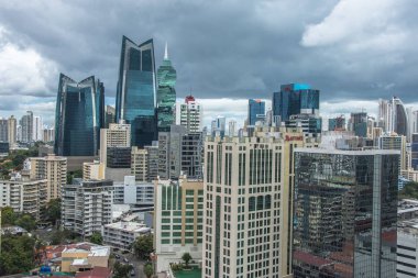Mavi gökyüzü altında Downtown Panama uzun boylu şehir binaların güzel ve modern manzarası