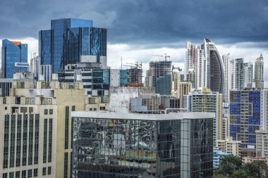 Mavi gökyüzü altında Downtown Panama uzun boylu şehir binaların güzel ve modern manzarası