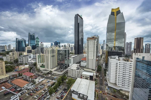 Mavi gökyüzü altında Downtown Panama uzun boylu şehir binaların güzel ve modern manzarası — Stok fotoğraf