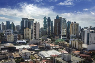 Mavi gökyüzü altında Downtown Panama uzun boylu şehir binaların güzel ve modern manzarası