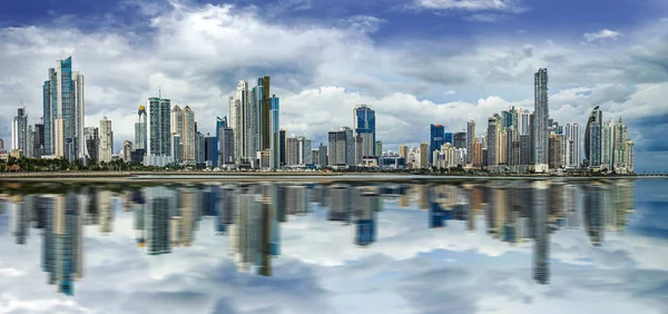 Panama City siluetinin panoramik görünüm