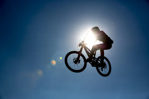 Silueta de salto de bicicleta — Foto de Stock