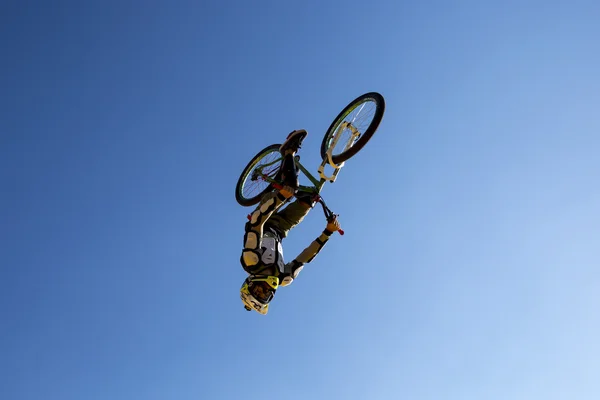 สีลูเอทกระโดดจักรยาน — ภาพถ่ายสต็อก