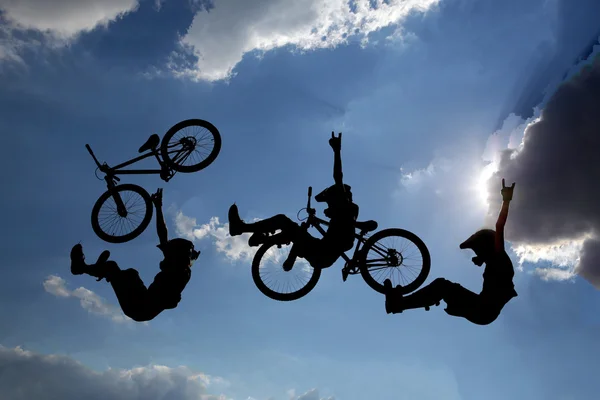 Fahrrad springen Silhouetten Mehrfachbelichtung — Stockfoto