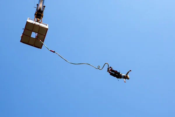 Old woman bungee jumping — Stock Photo, Image