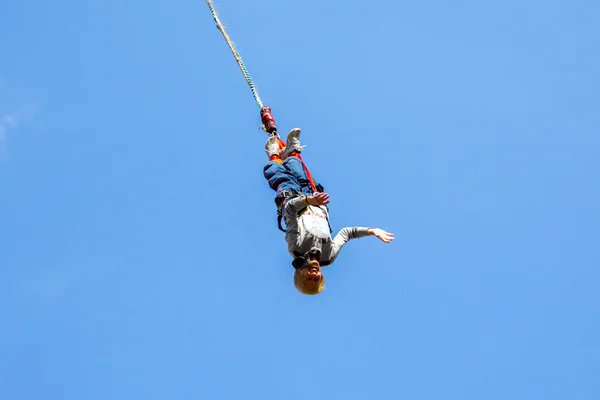 Old woman bungee jumping — Stock Photo, Image