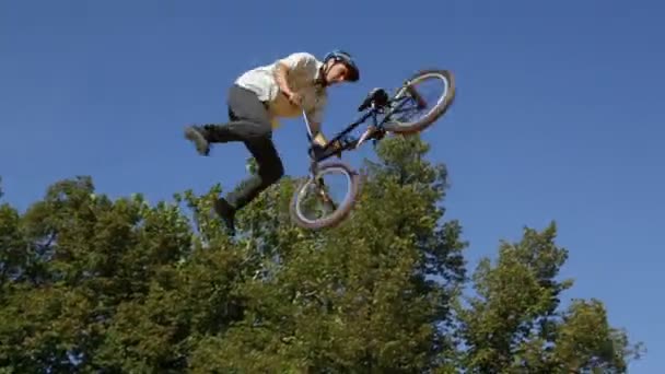 Salto de bicicleta árvores — Vídeo de Stock