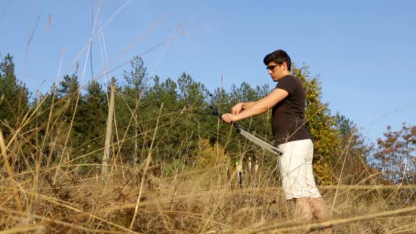 Арчер тянет свои луковые деревья — стоковое видео