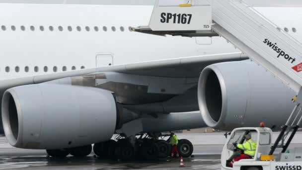 Lufthansa Airbus A380 avión escalera coche — Vídeos de Stock