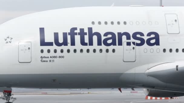 Lufthansa에 어 버스 A380 비행기 노동자 — 비디오