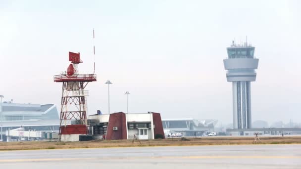 Torre de control del aeropuerto y torre de comunicación radar — Vídeos de Stock