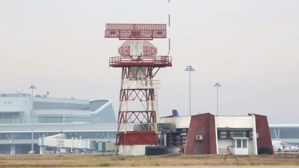 Luchthaven radar communicatie toren — Stockvideo