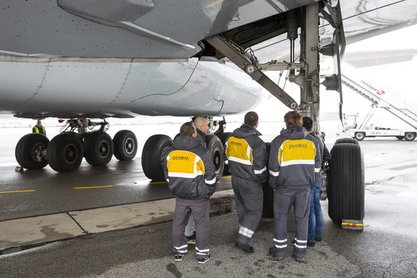 ルフトハンザ ドイツ航空エアバス A380 飛行機労働者タイヤ — ストック写真