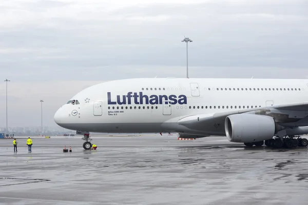 Lufthansa Airbus A380 trabalhadores de aviões — Fotografia de Stock