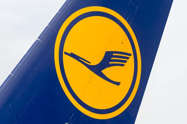 Lufthansa Airbus A380 airplane wing — Stock Photo, Image