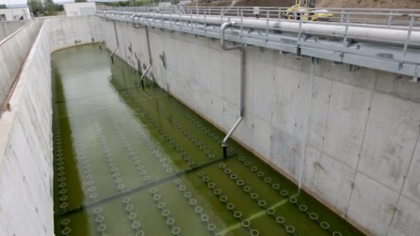 Moderne stedelijke afvalwaterzuiveringsinstallatie — Stockvideo