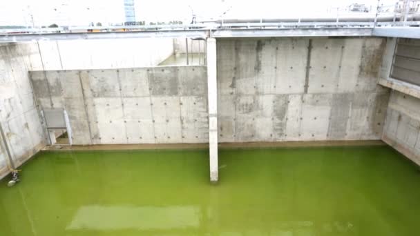 Moderna planta de tratamiento de aguas residuales urbanas — Vídeo de stock