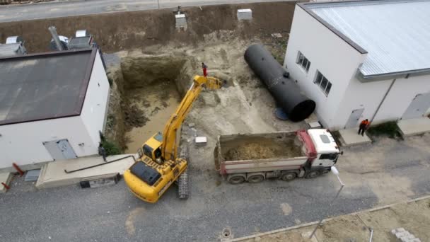 Excavadora y camión Planta de tratamiento de aguas residuales — Vídeo de stock