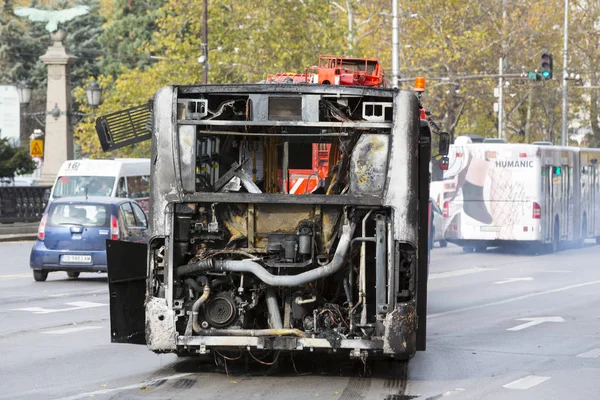 Ônibus de tráfego público queimado — Fotografia de Stock
