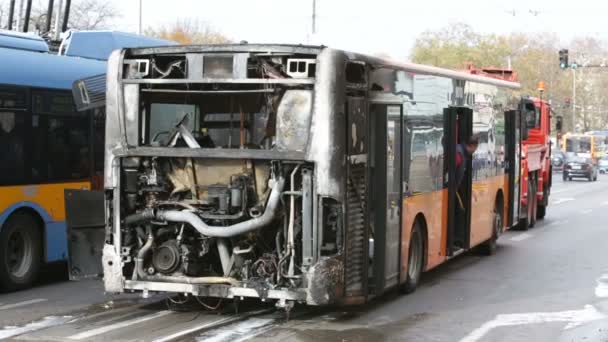 Verbrande openbaar verkeer bus — Stockvideo