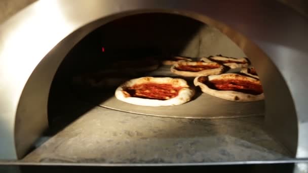 Pizzy w piecu — Wideo stockowe