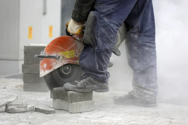 Worker cutting the brick pavers — Stock Photo, Image