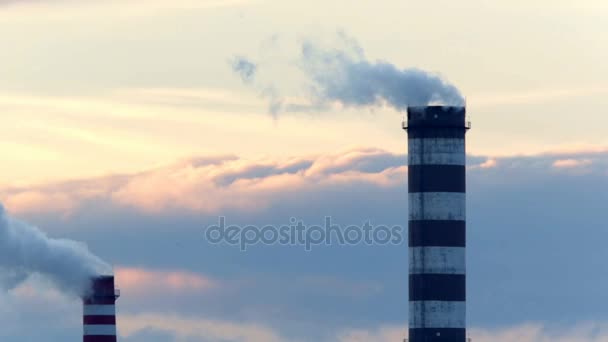 Industriale due camini fumo — Video Stock