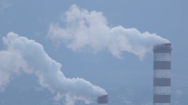Průmyslové komíny dva kouř — Stock video
