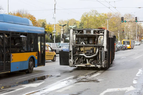 Verbrande openbaar verkeer bus — Stockfoto