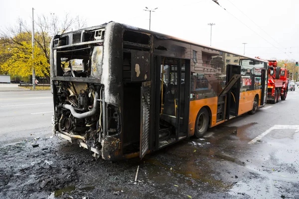 烧焦的公共交通巴士 — 图库照片