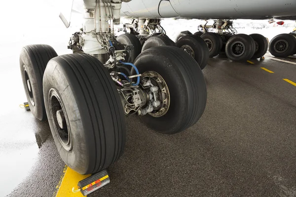 A380 비행기 노동자 타이어 — 스톡 사진