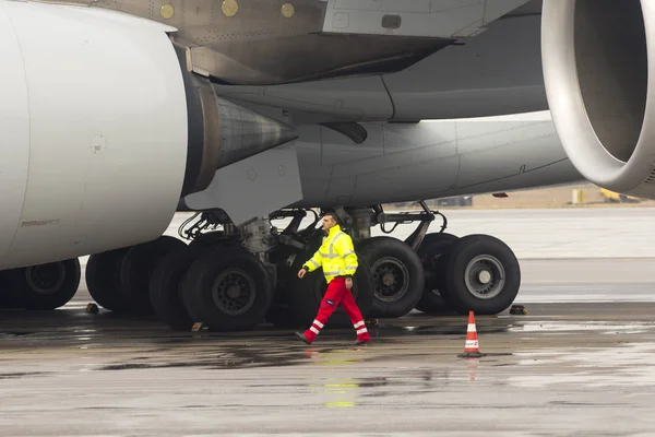 ルフトハンザ ドイツ航空エアバス A380 の航空機の労働者 — ストック写真