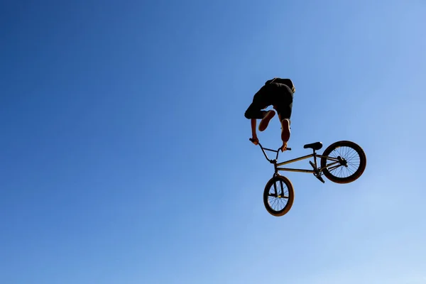 Silhouette biker blue sky — Stock Photo, Image